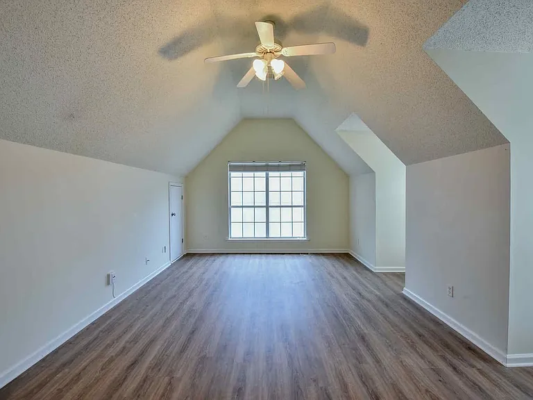1549 Lesley Dr — Photo 3