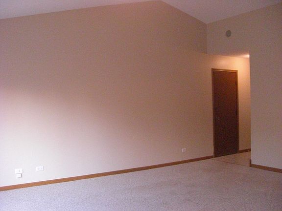 2242 Highfield Lane Living