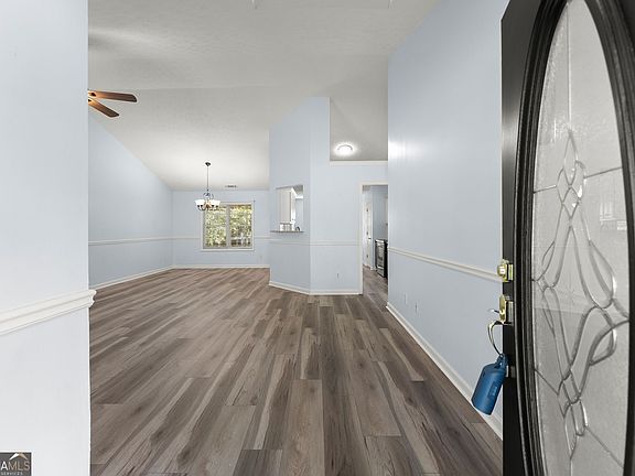 5th image of 61 Hawthorne Dr
