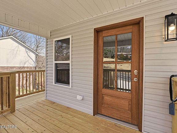 4th image of 136 California Ave