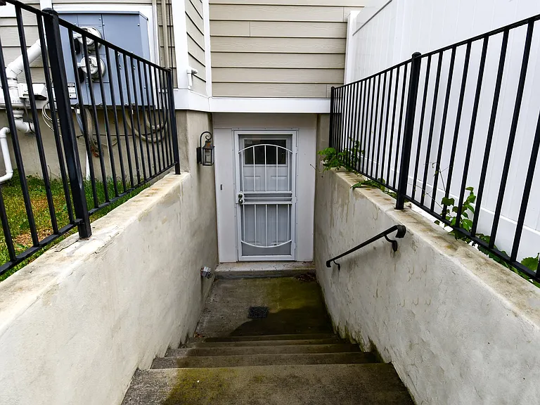 901 Lawrence St NE #B — Photo 17