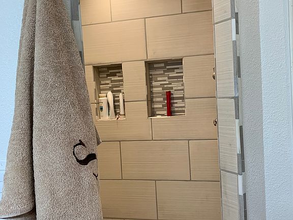 Walk-In w/Bench & Multi Jets