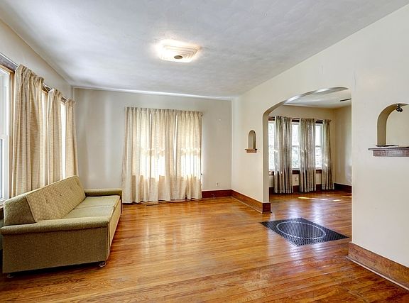 5th image of 1001 N Market St