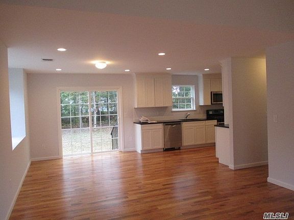 5th image of 31 Robinson Dr