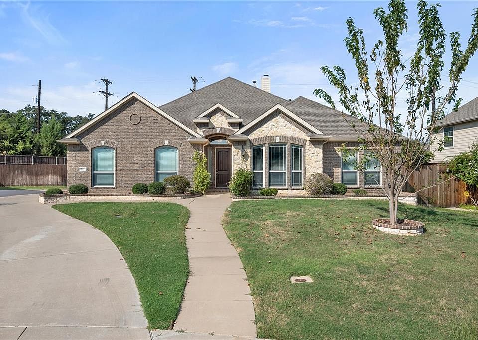 View of front facade with a front yard