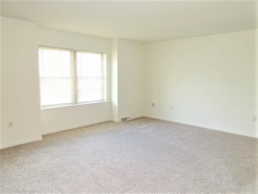 3 bed, 1.5 bath, 1440 sqft, $1,695 — Photo 3