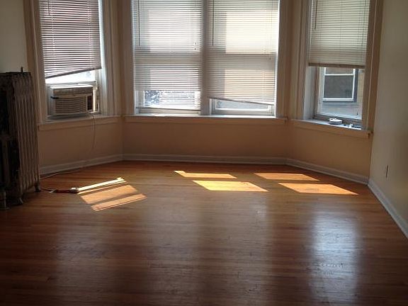 4th image of 3926 N Pine Grove Ave APT 3E