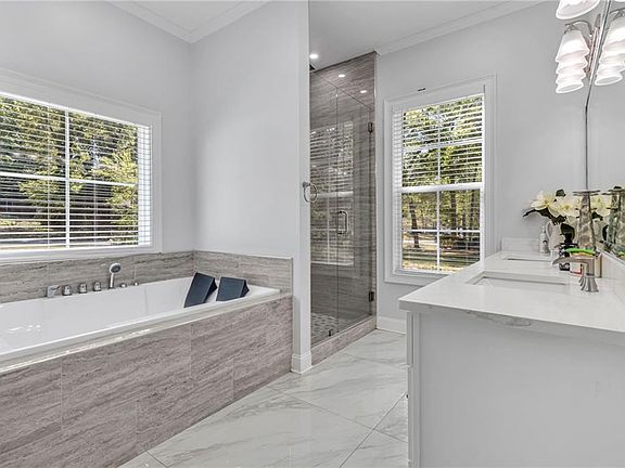 5th image of 81 Hager Dr