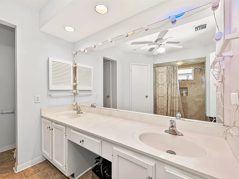 15343 Meadow Village Dr — Photo 9