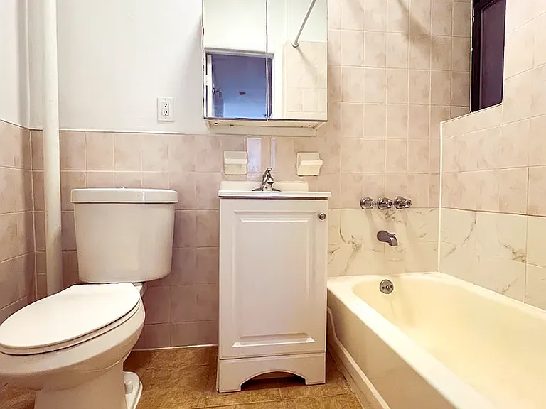 239 W 20th St #10 — Photo 3