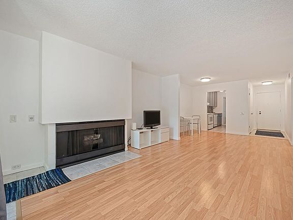4th image of 724 Woodside Ln E Unit 6