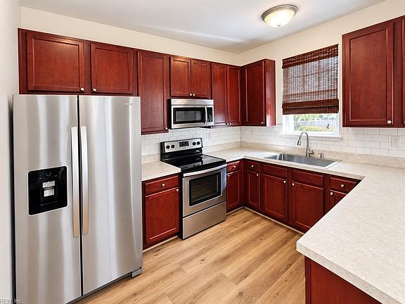 5th image of 313 Holyoke Ln