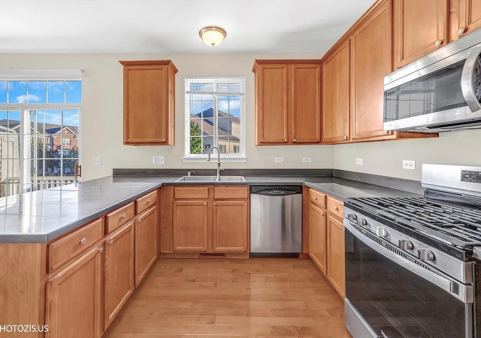 3 bed, 2.5 bath, 1704 sqft, $2,800 — Photo 4