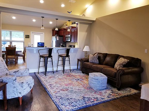 4th image of 18064 Greenleaves Dr