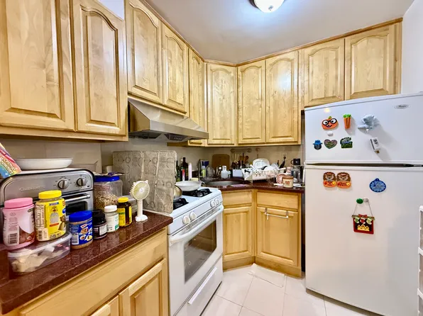 152-72 Melbourne Avenue image 2 of 14