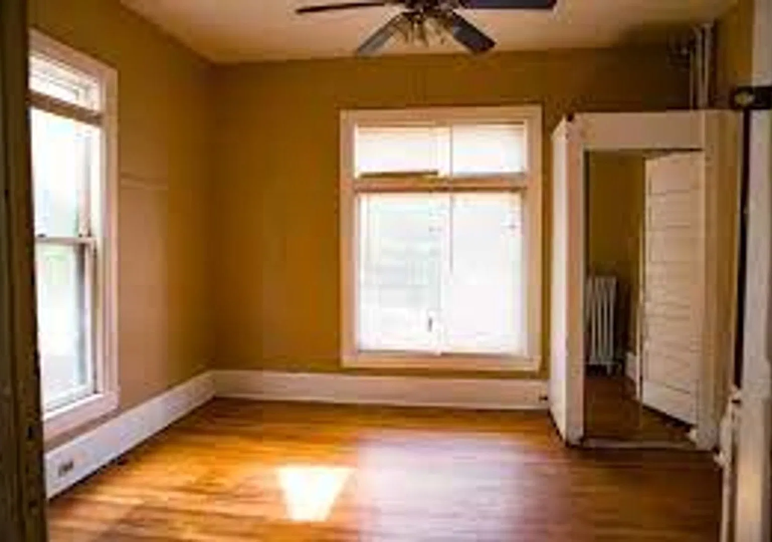 Spacious 6-Bedroom, 2-Bath Rental 524 8th Ave SE #2 — Photo 3