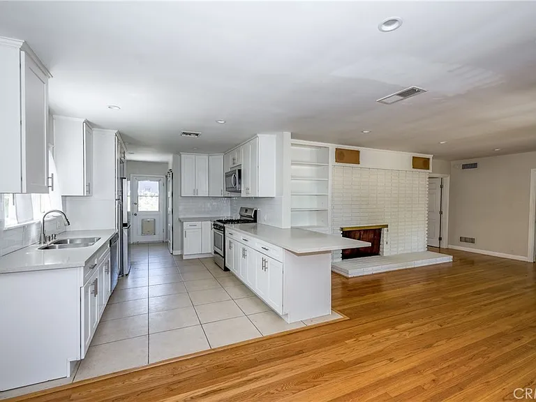 15744 Hart St — Photo 5