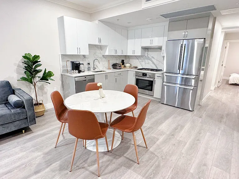 7555 Oak St — Photo 3