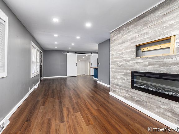 4th image of 207 W Maple St