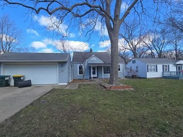 1431 Washington St, Carlyle, IL 62231