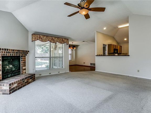3rd image of 4921 Oak Hollow Dr