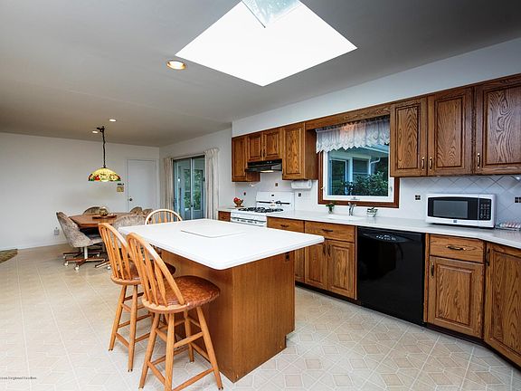 5th image of 94 Southview Terrace N
