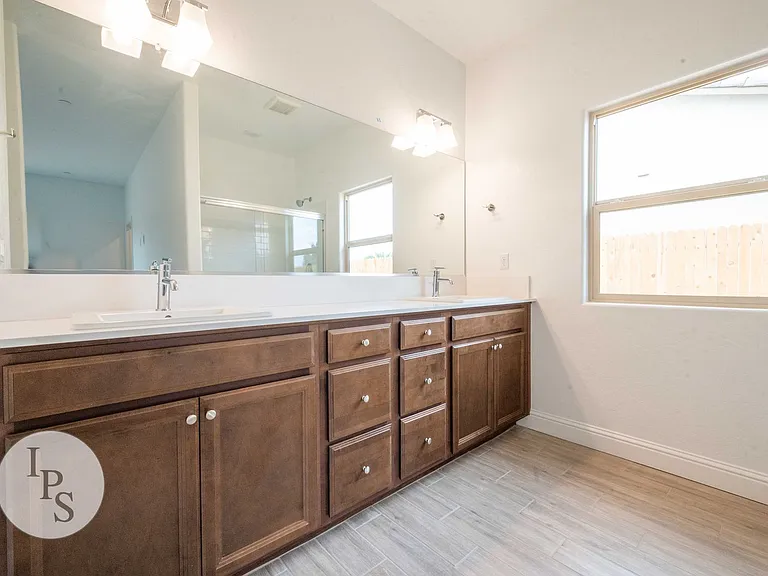 352 N Millard Ave — Photo 11