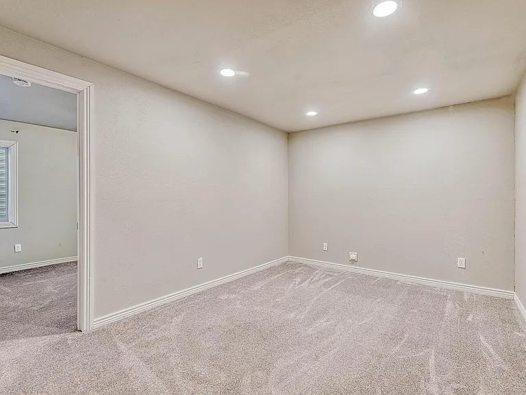 6442 Silverwind Cir — Photo 26