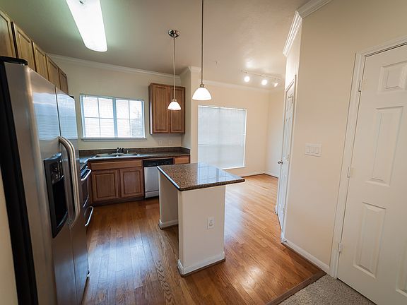 Granite countertops, stainless steel appliances