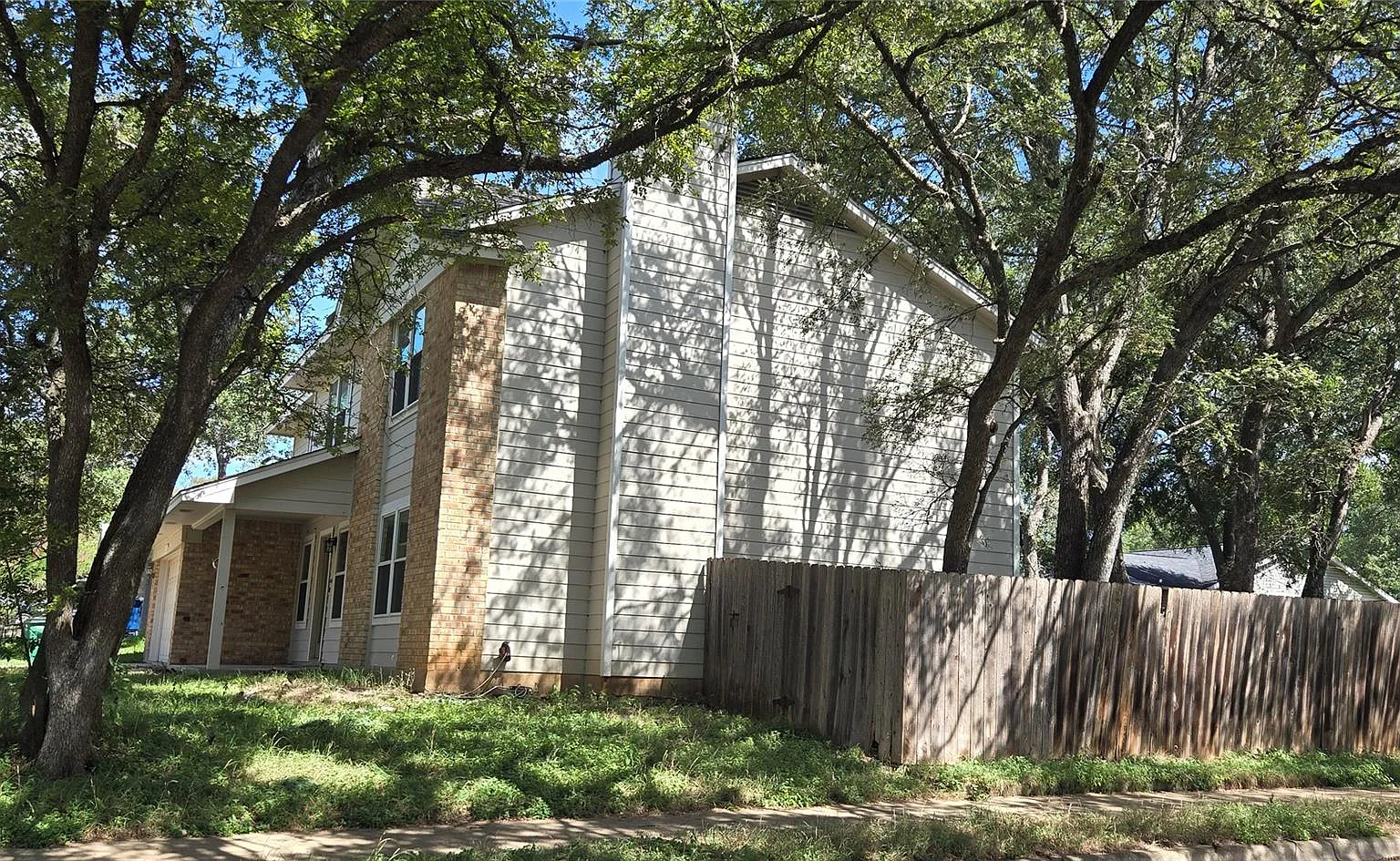 4 bed, 2.5 bath, 2116 sqft, $2,999 — Photo 2