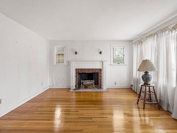5th image of 78 Oak St