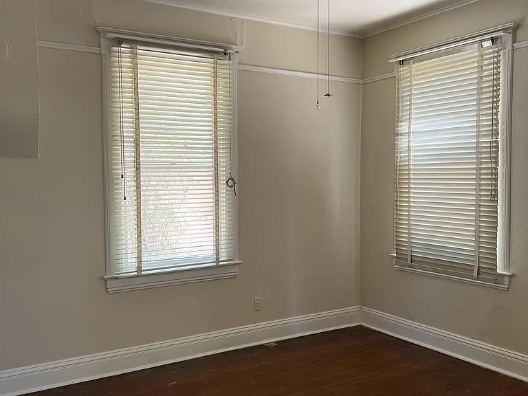 704 E University Blvd — Photo 8