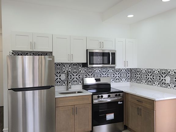 5th image of 1034 W Walnut St Floor 1