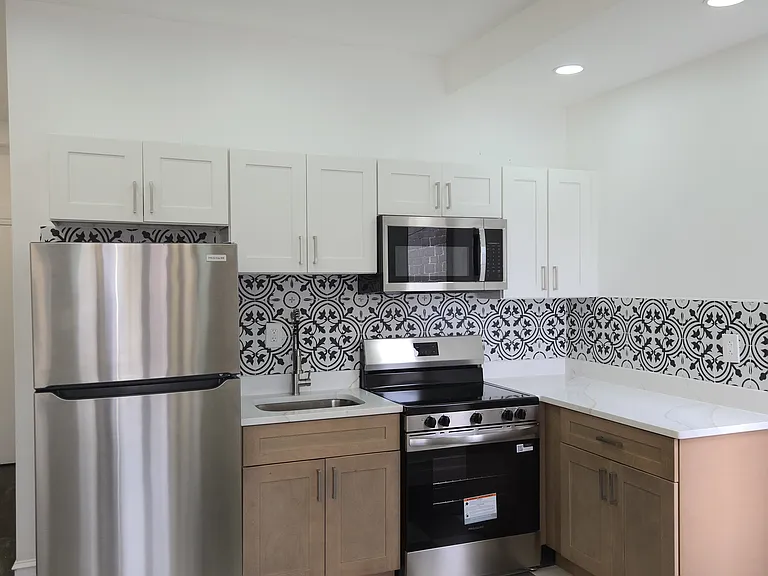 1034 W Walnut St #1 — Photo 5