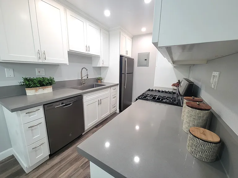 Marquis Apartments — Photo 9