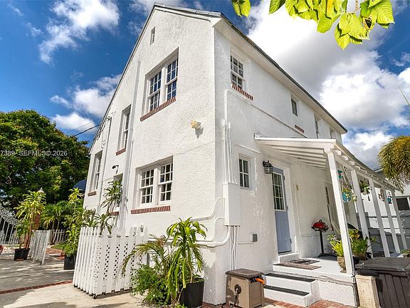 4th image of 2533 SW 5th St