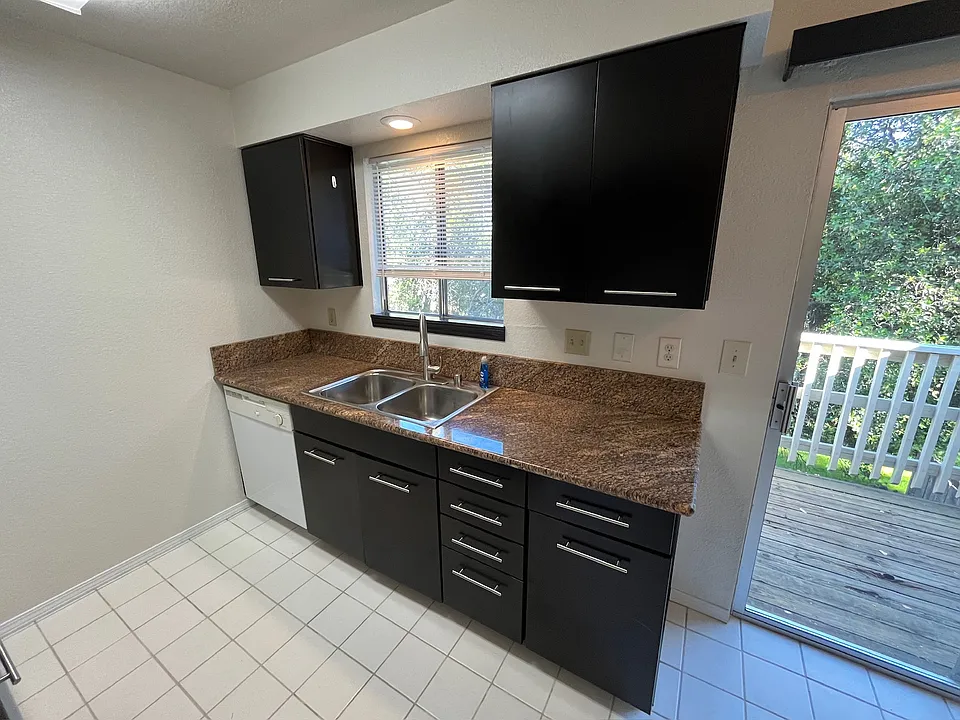 1655 Bramble Pl #4