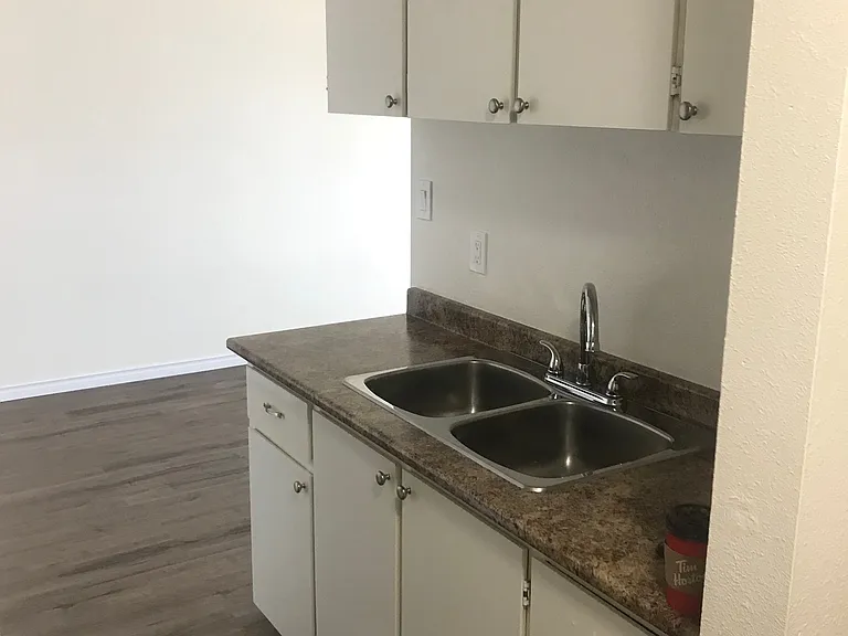4001 Enemark Cres — Photo 32