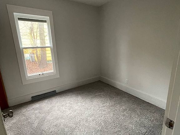 5th image of 804 Kelly Ave NE