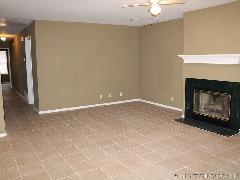 6657 S Utica Pl — Photo 4