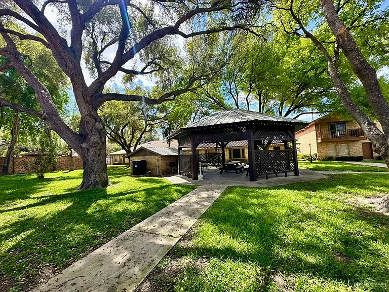 900 E Dallas Ave #17 — Photo 24