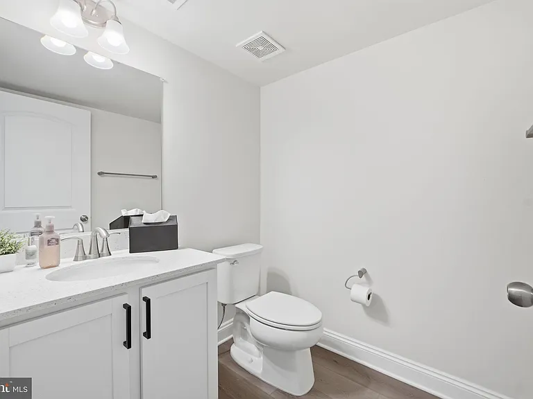 16428 Fife Way — Photo 46