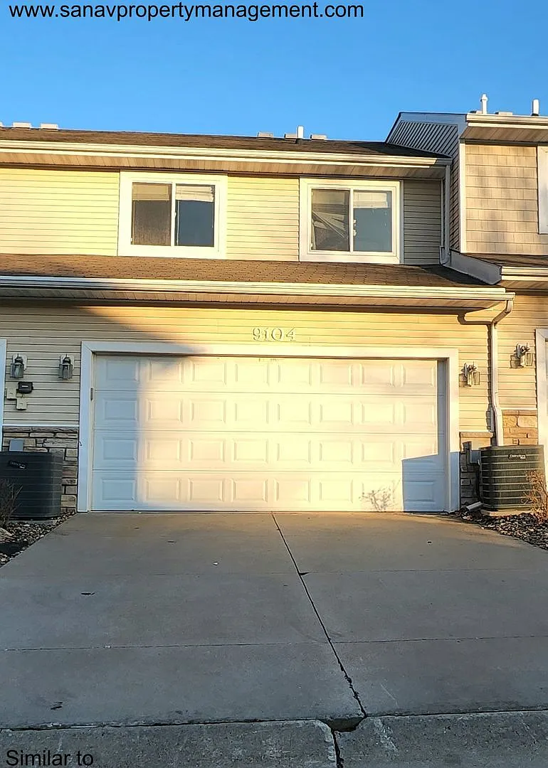 Welcome Home - Townhome in PRIME Location — Photo 3