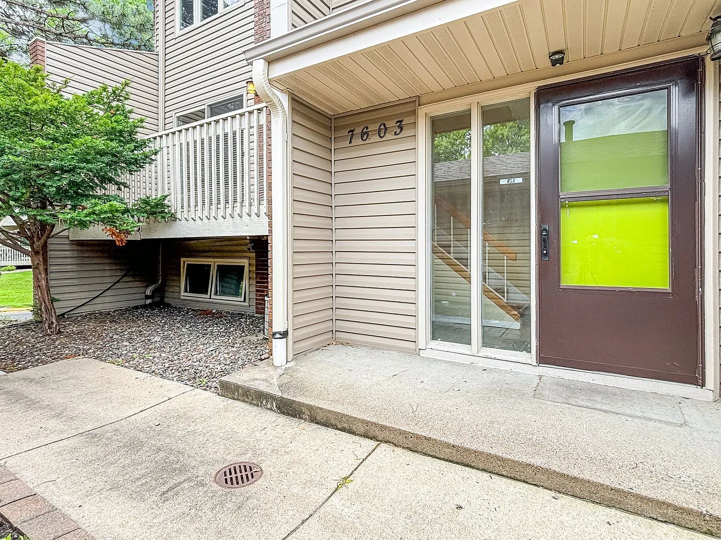 3 bed, 4.0 bath, 2405 sqft, $2,445 — Photo 3