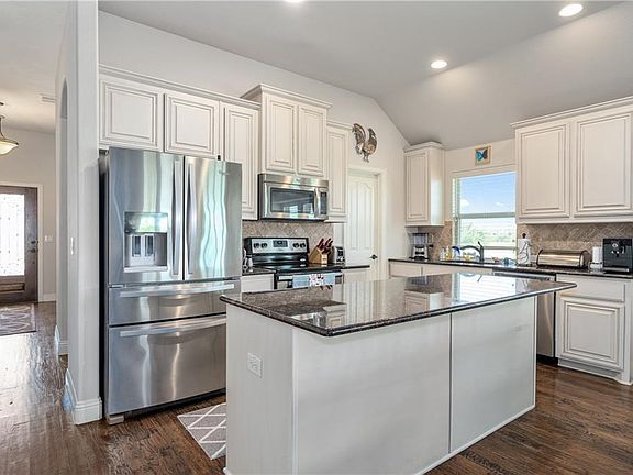 5th image of 809 Longhorn Dr