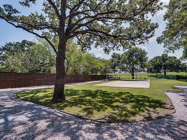 1924 E Shady Grove Rd — Photo 18