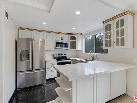 4th image of 18316 Hatteras St APT 21
