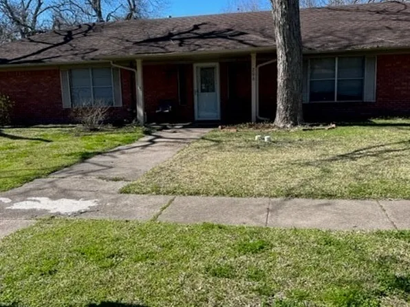 206 Hubbard St, Yoakum, TX 77995