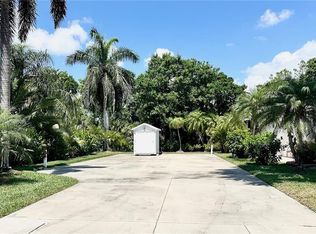 1076 Diamond Lake Cir, Naples, FL 34114