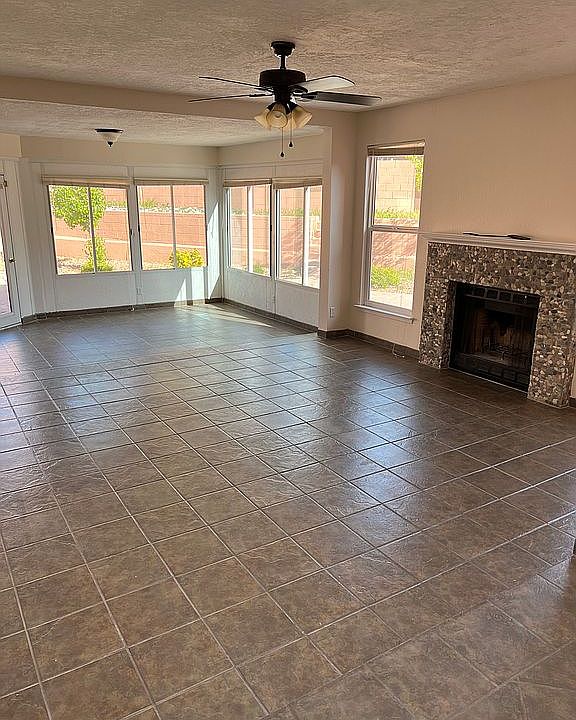 Large family rm w/sunroom